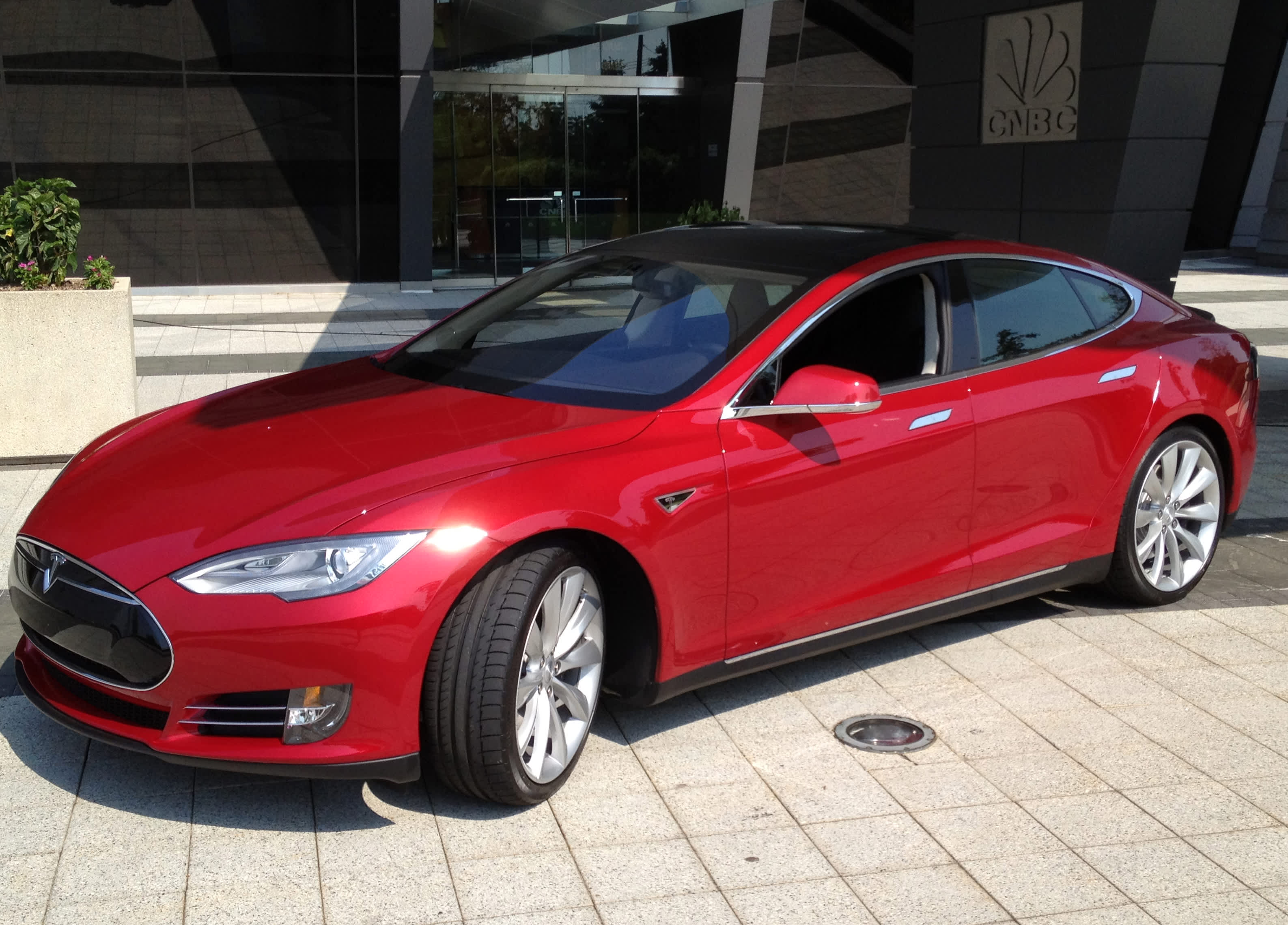 Tesla cars can now park themselves after software update